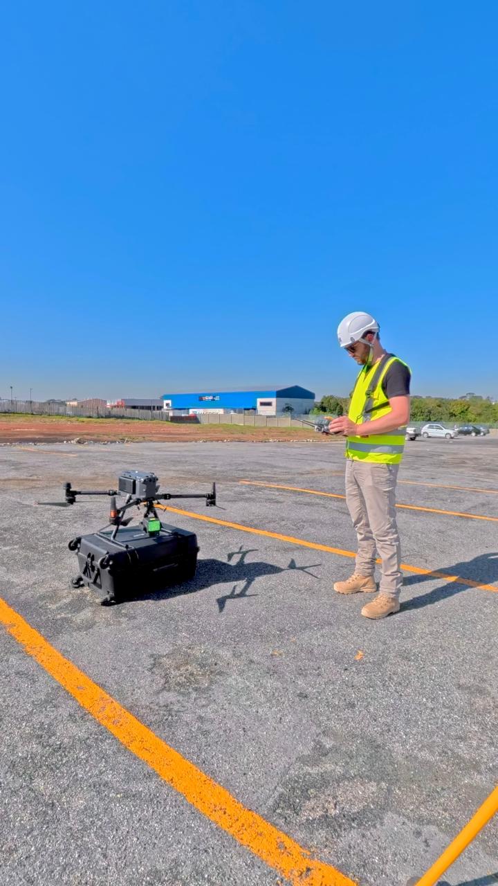 Drone de aerolevantamento aeropixel sobre lavoura ao pôr do sol